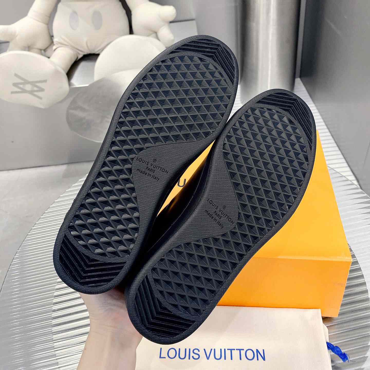 Louis Vuitton Luxembourg Samothrace Sneakers   1A9JCM - FashionPlug