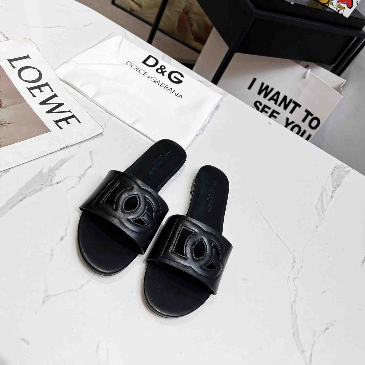 Dolce & Gabbana  DG Logo Leather  Sandal - FashionPlug