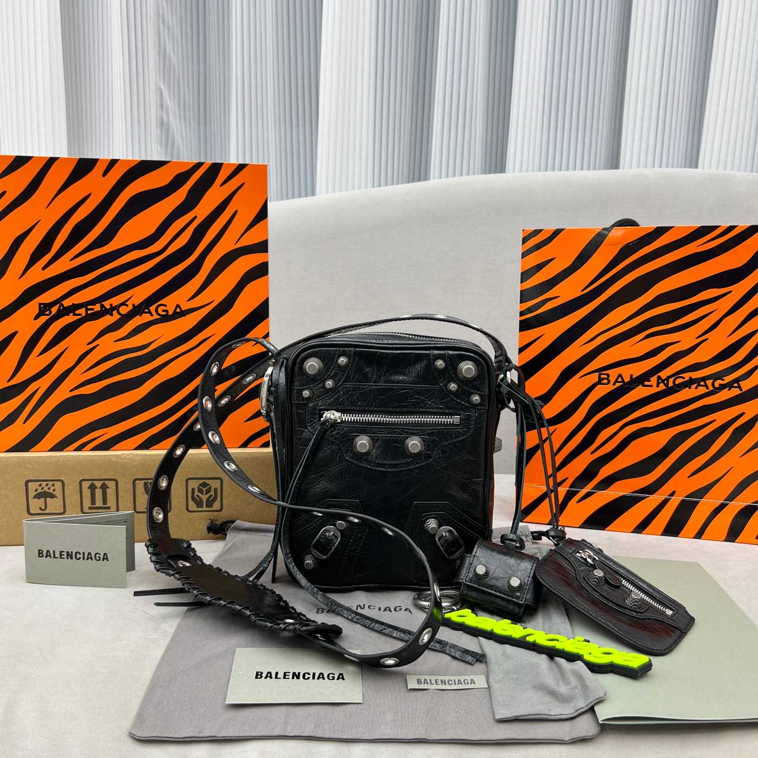 Balenciaga Le Cag M Cross (21-17-4.5cm) - FashionPlug