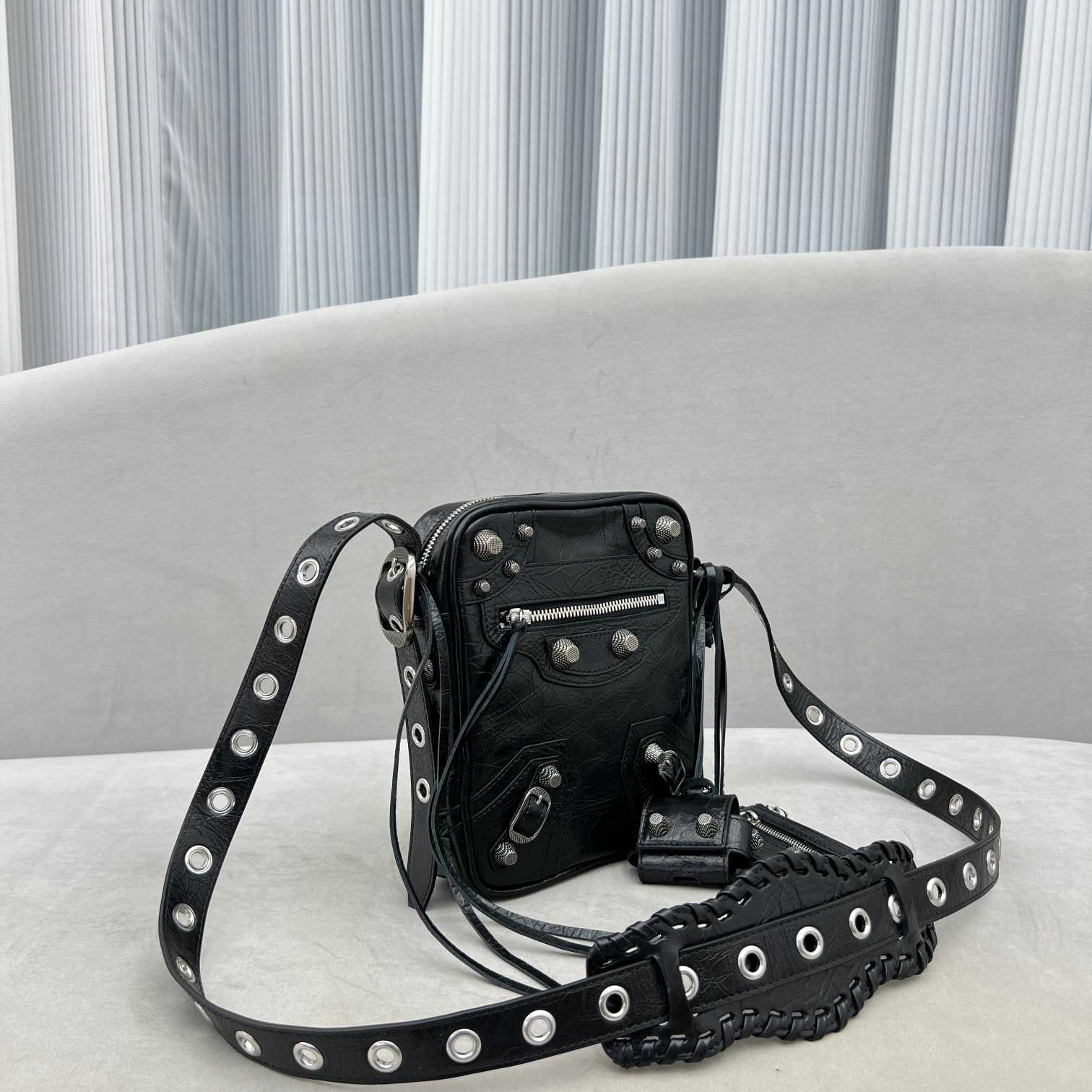 Balenciaga Le Cag M Cross (21-17-4.5cm) - FashionPlug