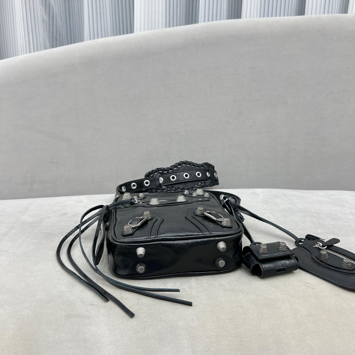 Balenciaga Le Cag M Cross (21-17-4.5cm) - FashionPlug