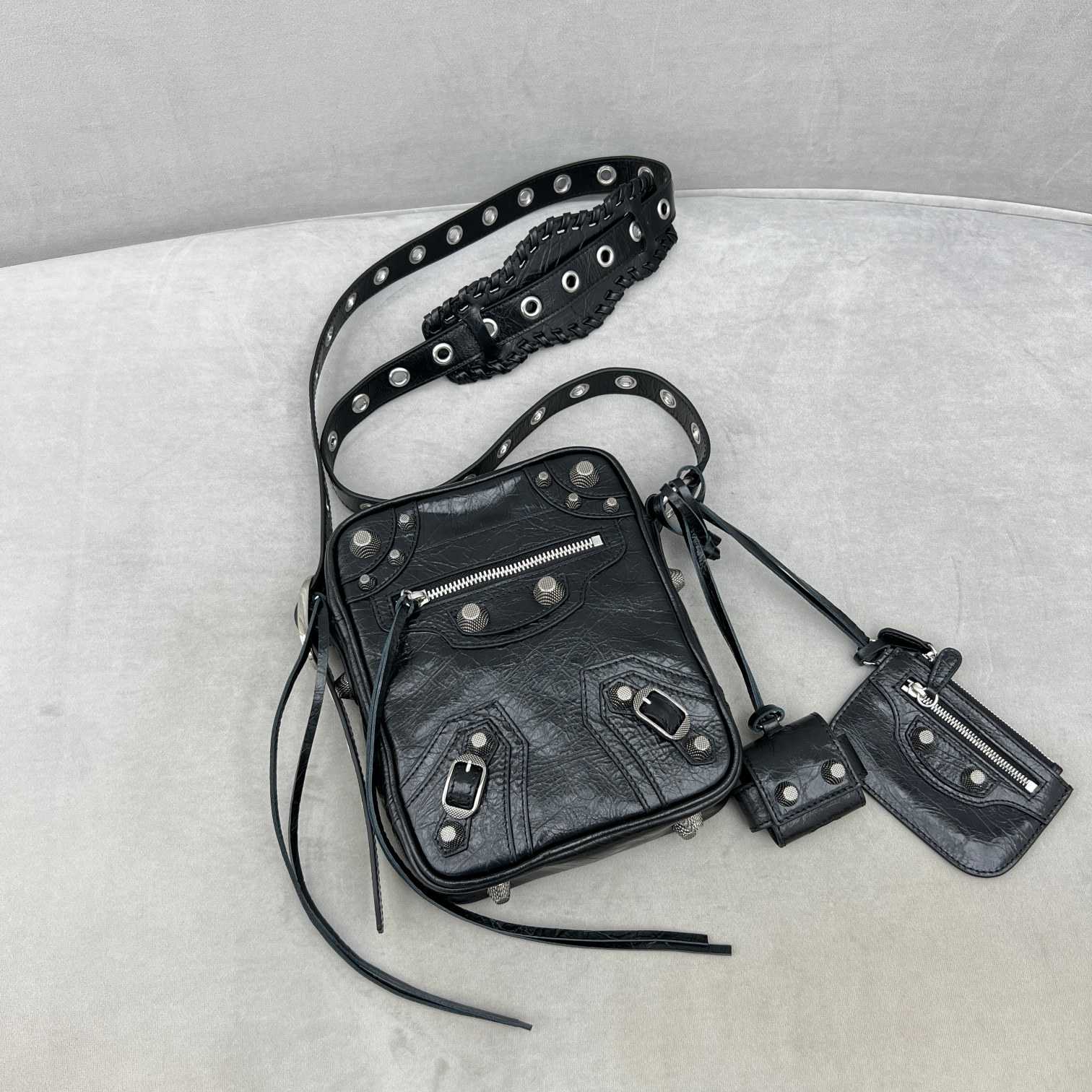 Balenciaga Le Cag M Cross (21-17-4.5cm) - FashionPlug