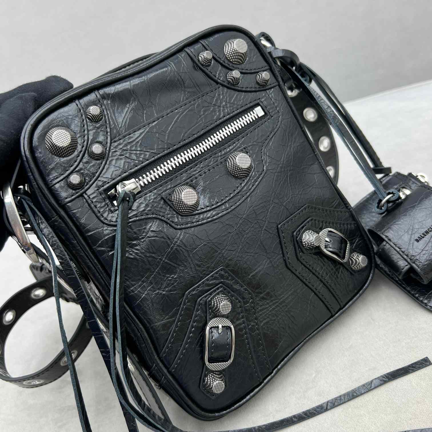 Balenciaga Le Cag M Cross (21-17-4.5cm) - FashionPlug