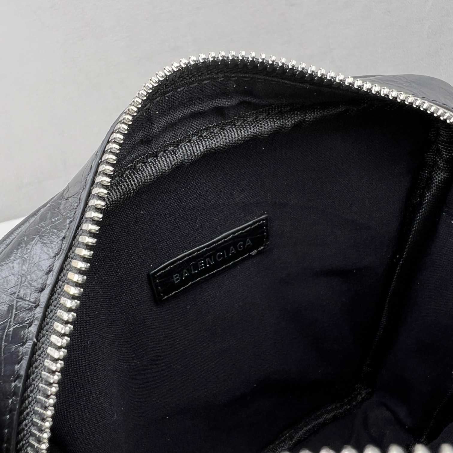 Balenciaga Le Cag M Cross (21-17-4.5cm) - FashionPlug