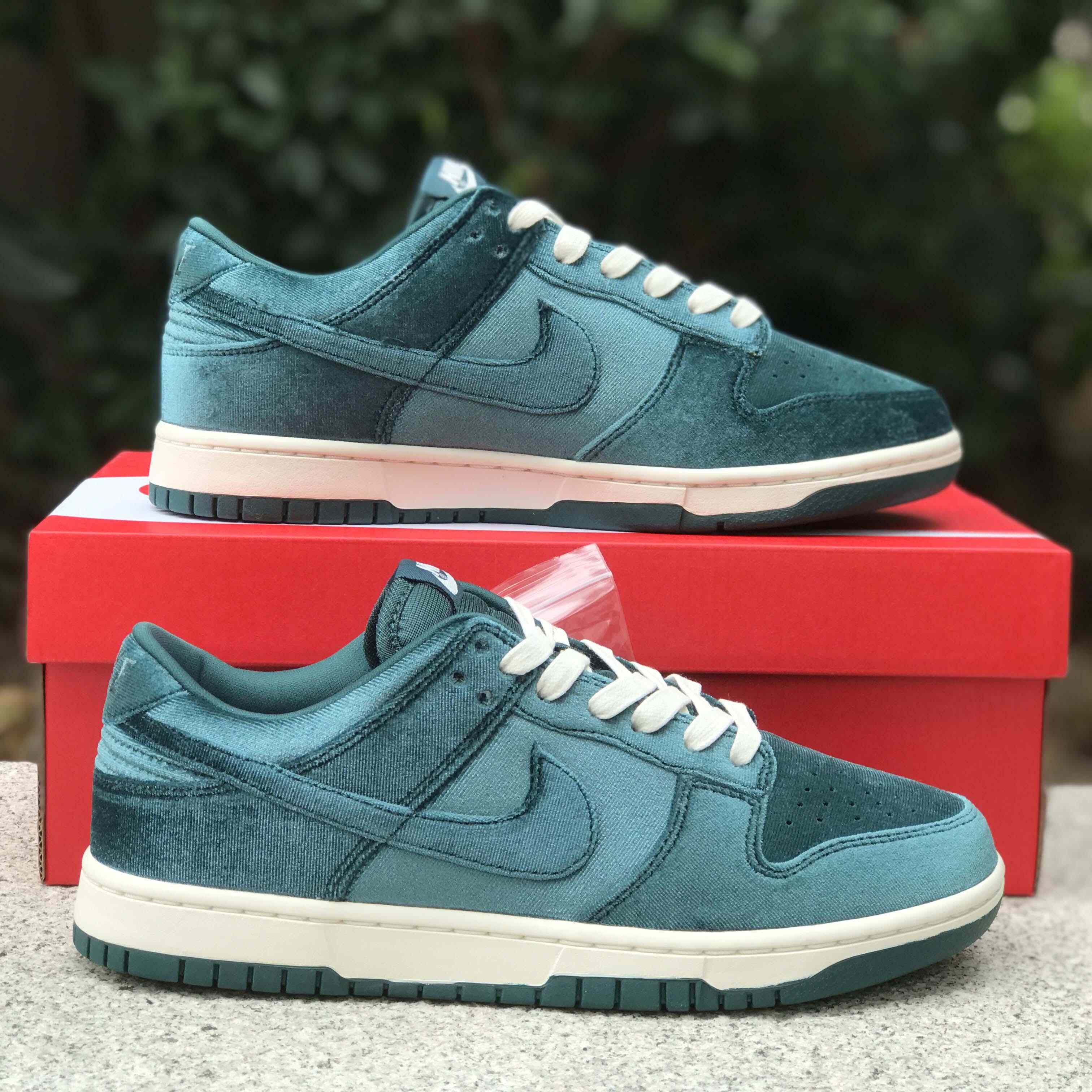 Nike Dunk Low “Green Velvet“ Sneaker   DZ5224-300 - FashionPlug