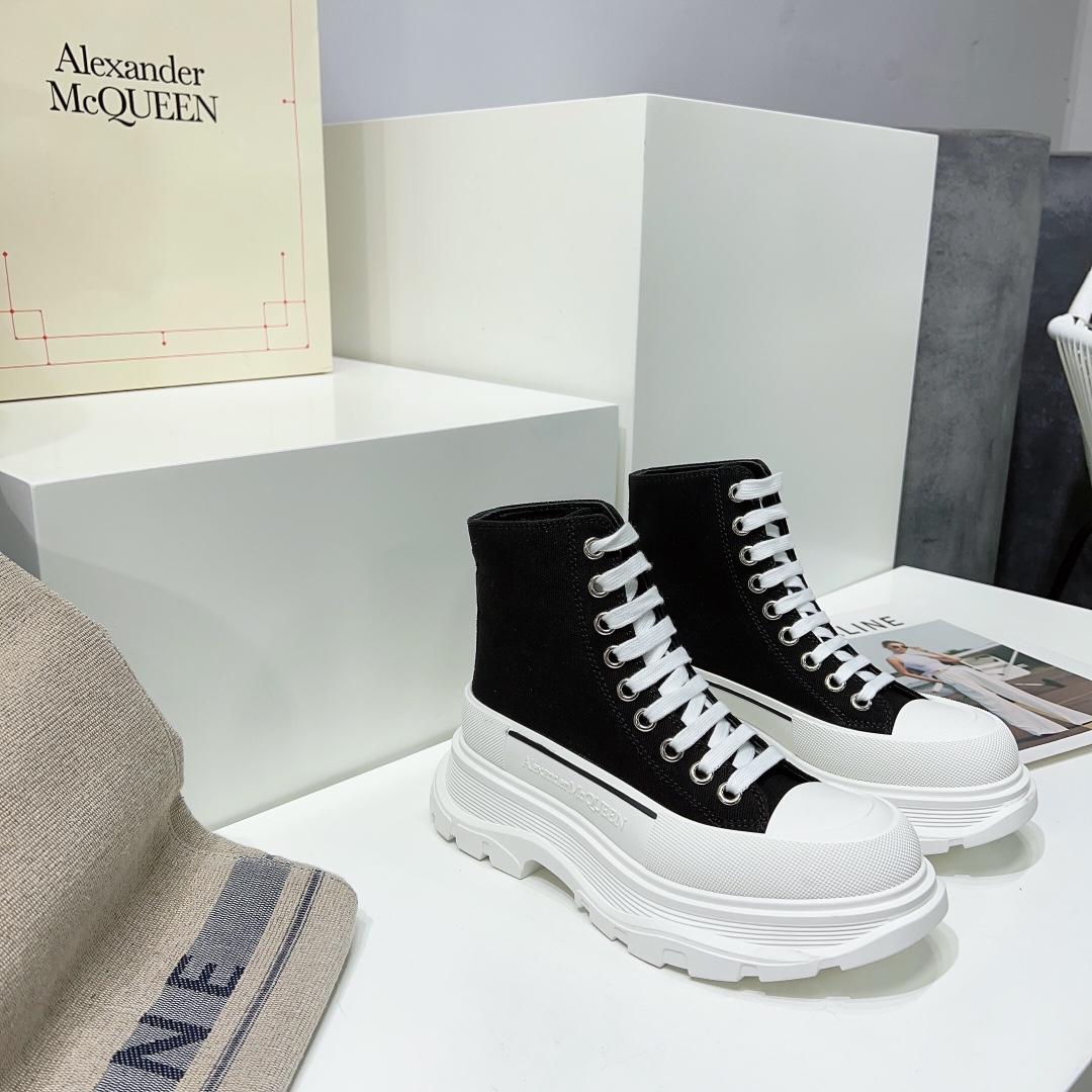 Alexander Mqueen Tread Slick Boot In Magnolia - FashionPlug