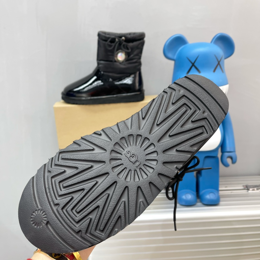 Ugg Logo Boots - FashionPlug