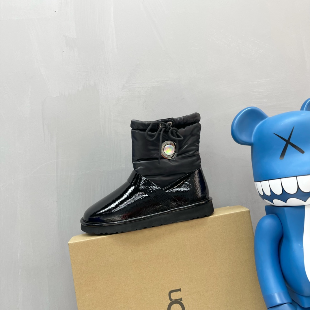Ugg Logo Boots - FashionPlug