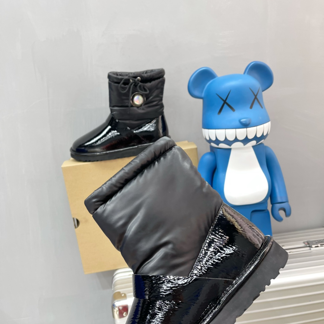Ugg Logo Boots - FashionPlug