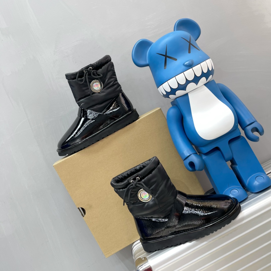 Ugg Logo Boots - FashionPlug