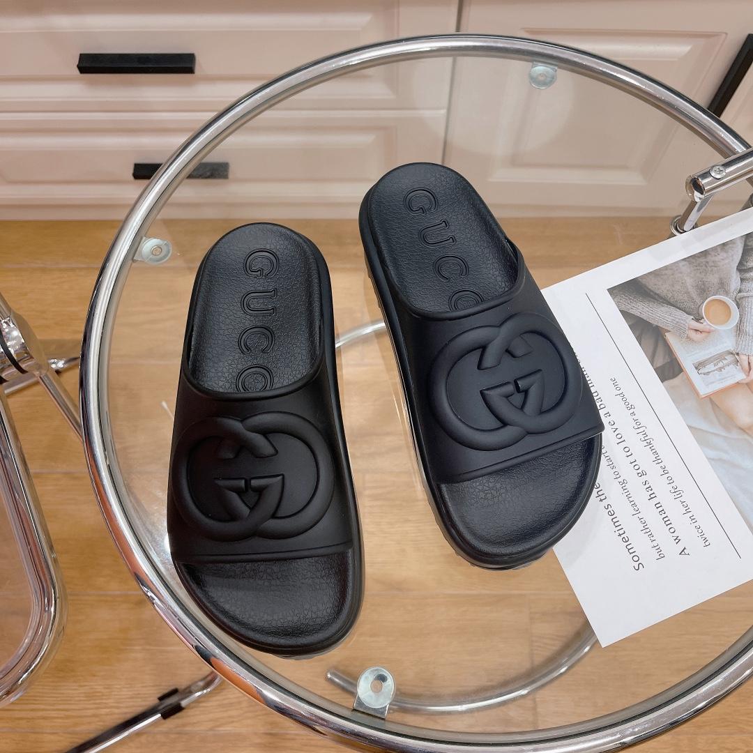 Gucci Women's Slide With Interlocking G - FashionPlug