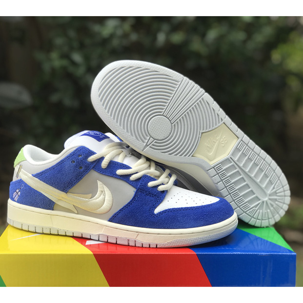 Fly Streetwear x Nike SB Dunk Low Sneaker         DQ5130-400 - FashionPlug