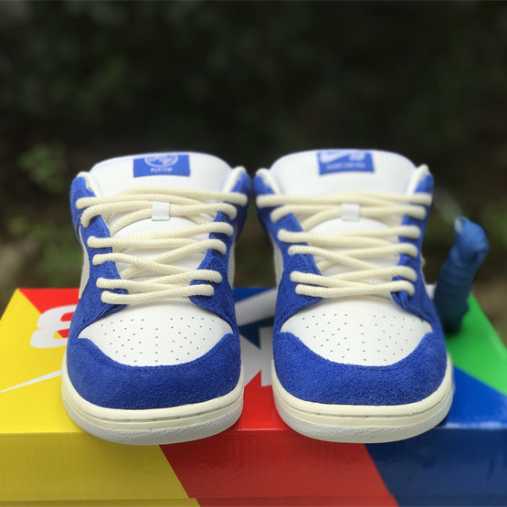 Fly Streetwear x Nike SB Dunk Low Sneaker         DQ5130-400 - FashionPlug
