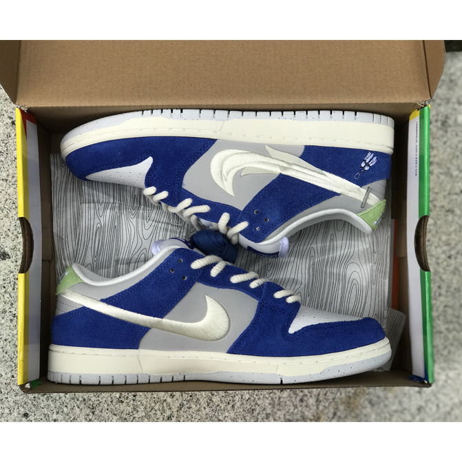 Fly Streetwear x Nike SB Dunk Low Sneaker         DQ5130-400 - FashionPlug