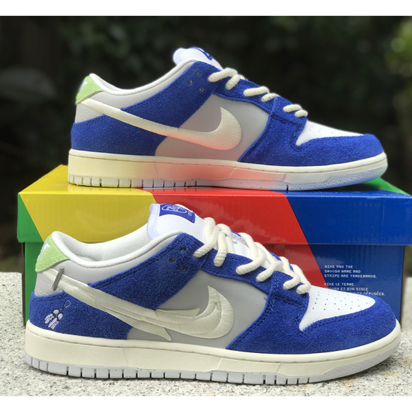 Fly Streetwear x Nike SB Dunk Low Sneaker         DQ5130-400 - FashionPlug