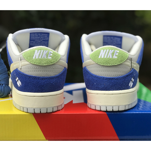 Fly Streetwear x Nike SB Dunk Low Sneaker         DQ5130-400 - FashionPlug