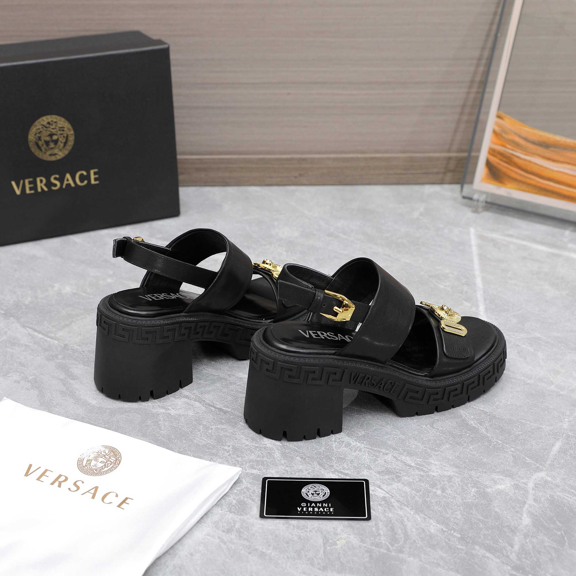 Versace Medusa-Plaque Sandals - FashionPlug