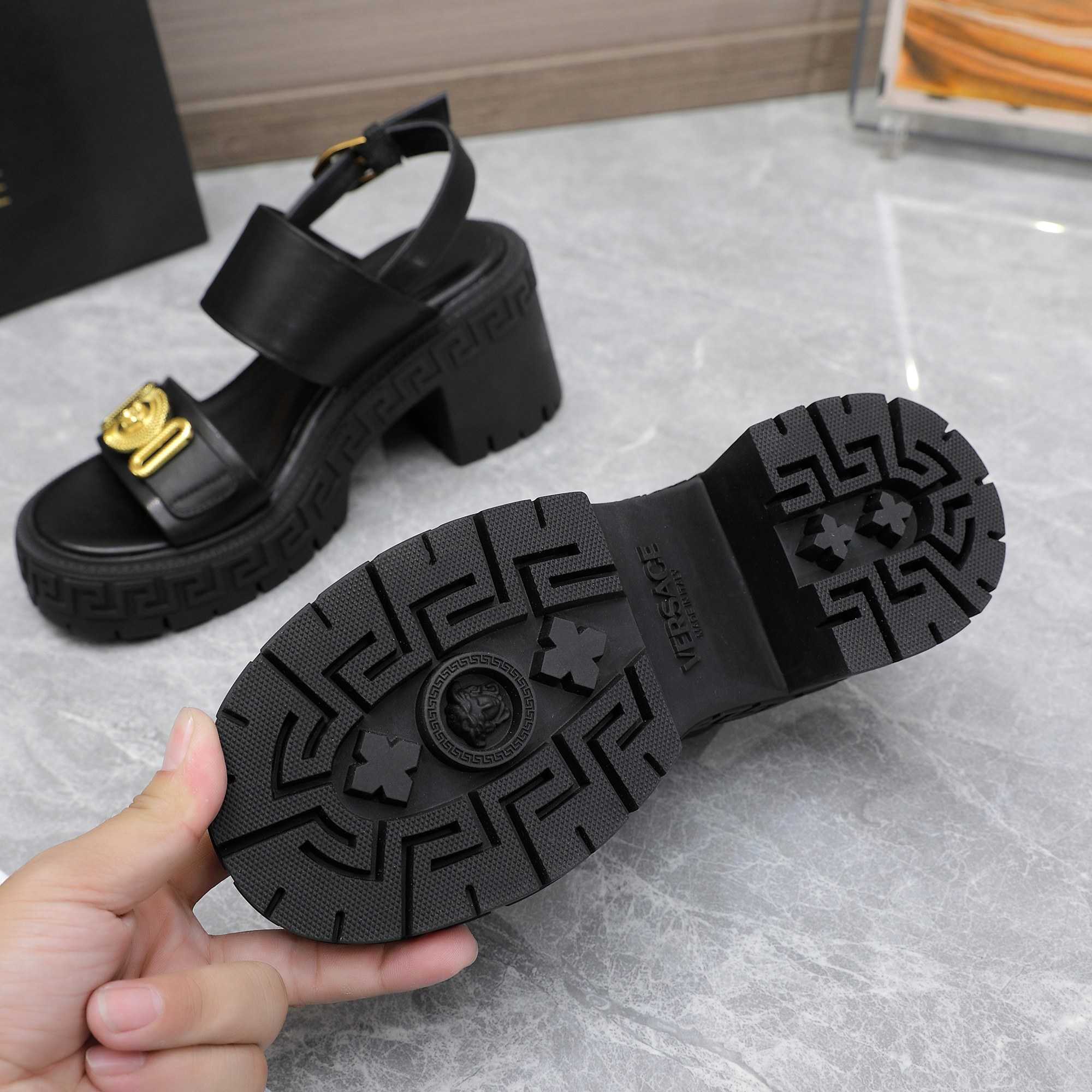 Versace Medusa-Plaque Sandals - FashionPlug