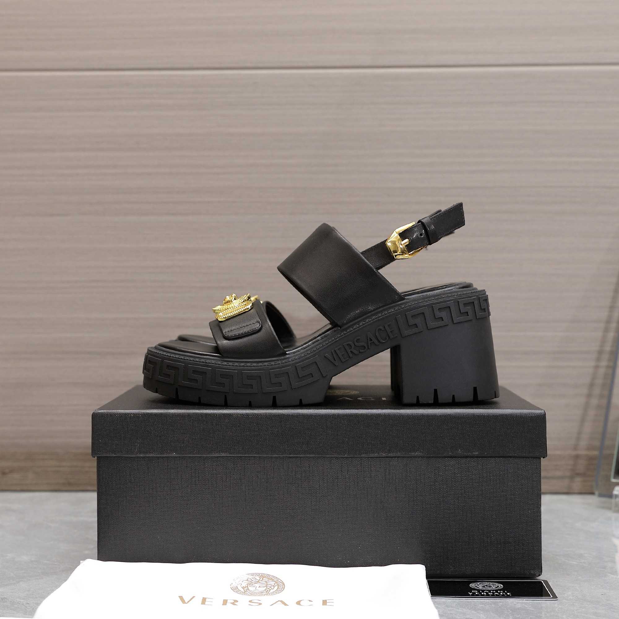 Versace Medusa-Plaque Sandals - FashionPlug