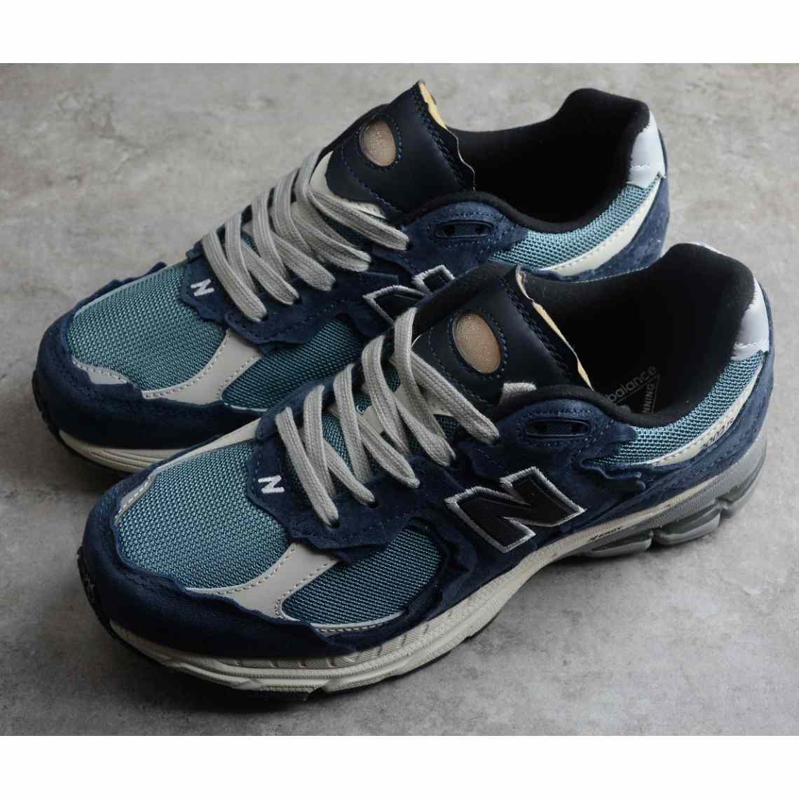 New Balance WL2002 Sneakers     - FashionPlug