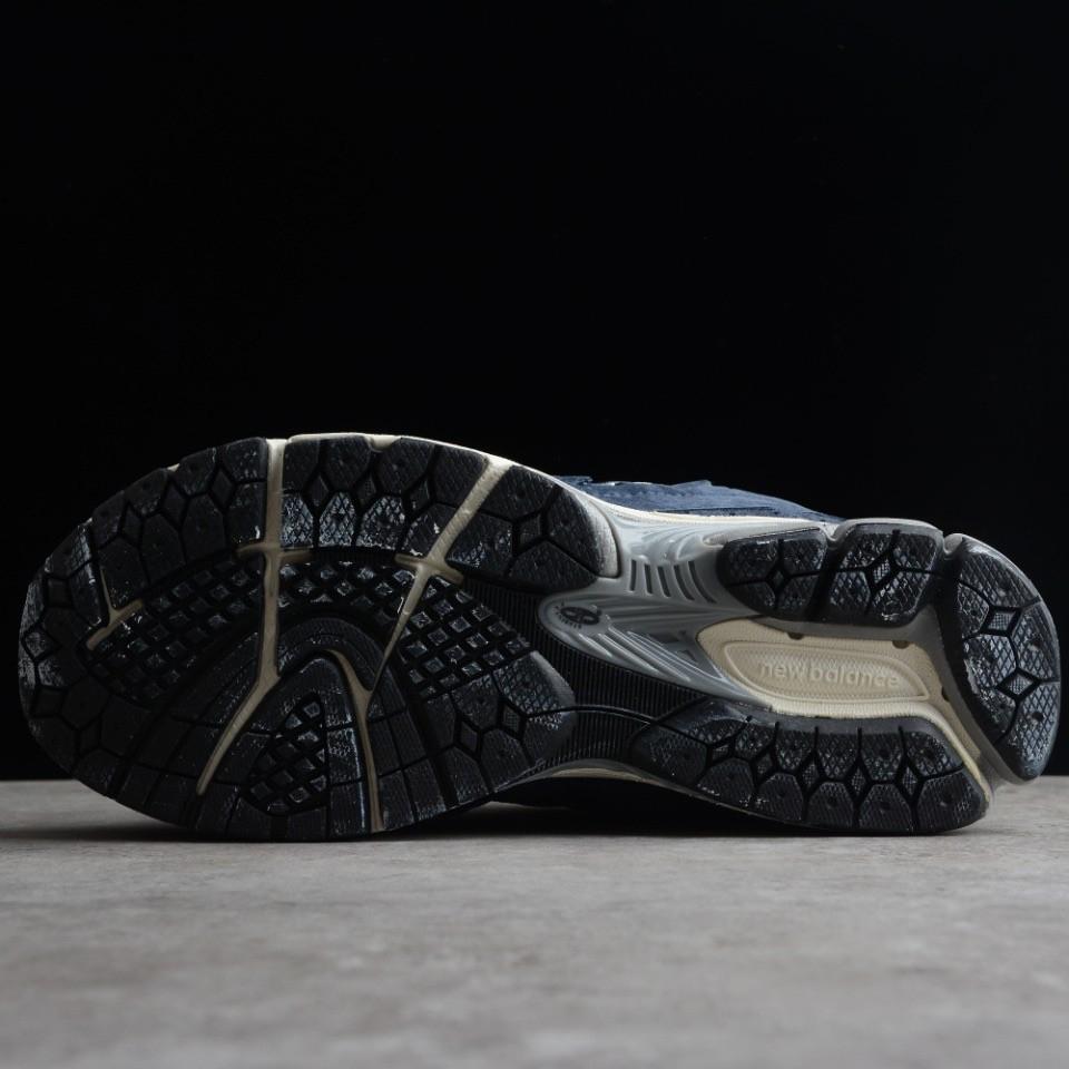 New Balance WL2002 Sneakers     - FashionPlug