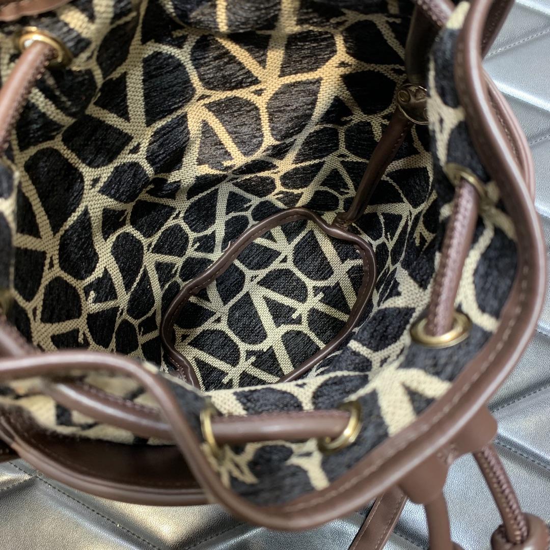 Valenti Le Cinquième Toile Iconographe Bucket Bag - FashionPlug