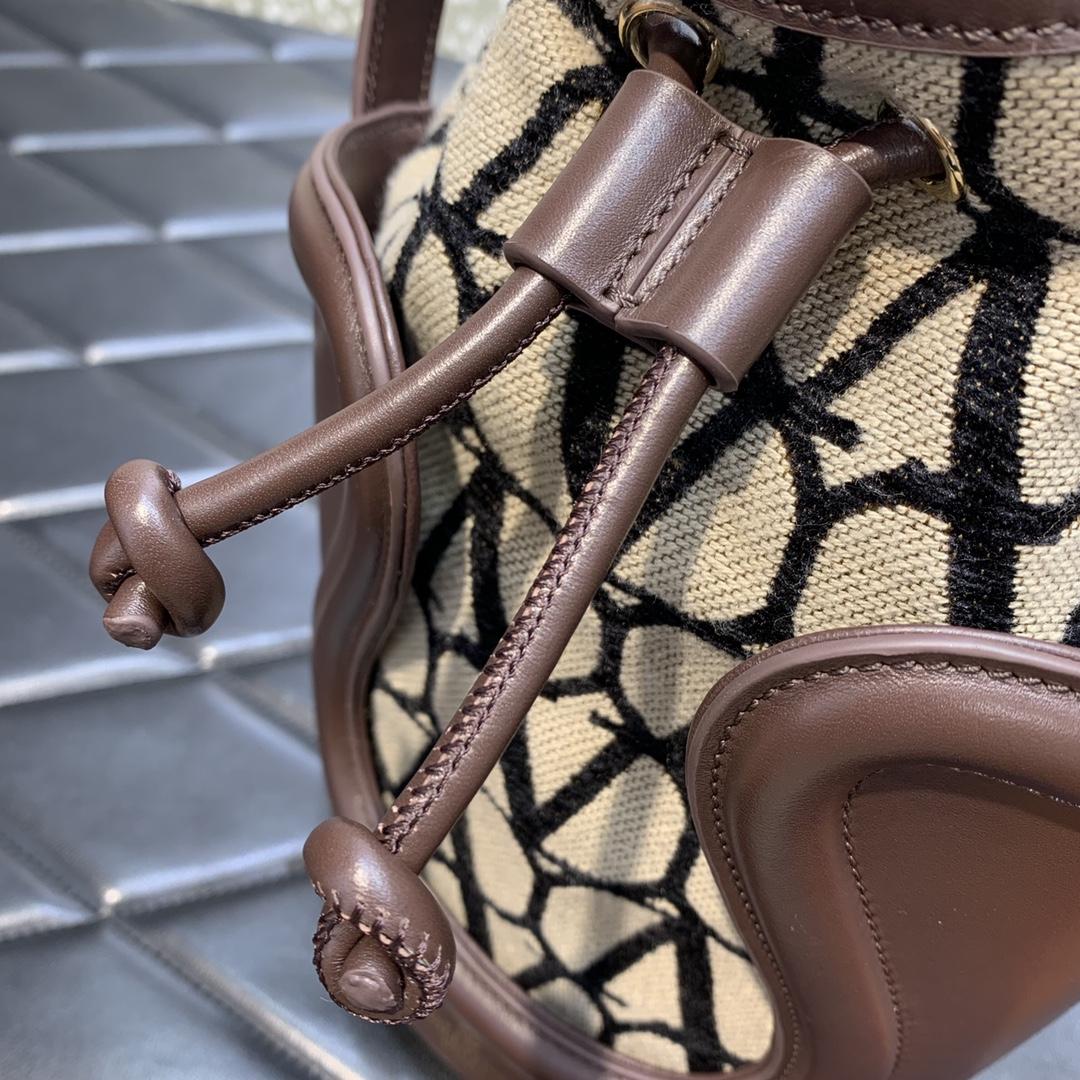Valenti Le Cinquième Toile Iconographe Bucket Bag - FashionPlug