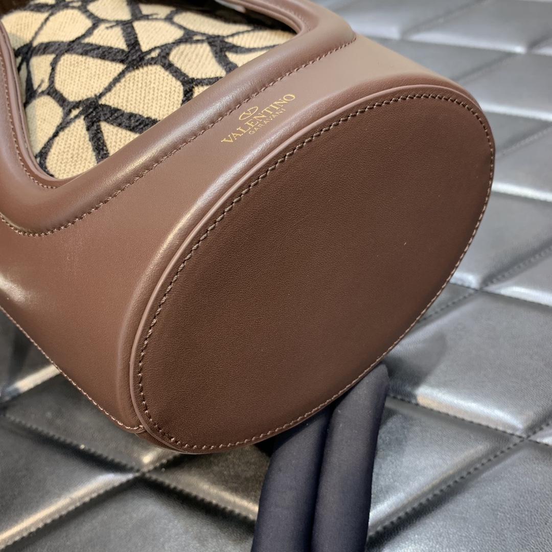 Valenti Le Cinquième Toile Iconographe Bucket Bag - FashionPlug