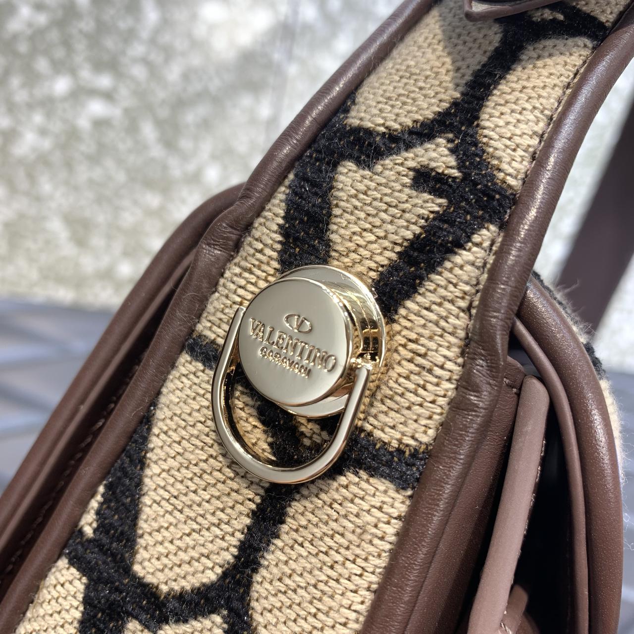 Valenti Le Grand Deuxième Toile Iconographe Shoulder Bag - FashionPlug