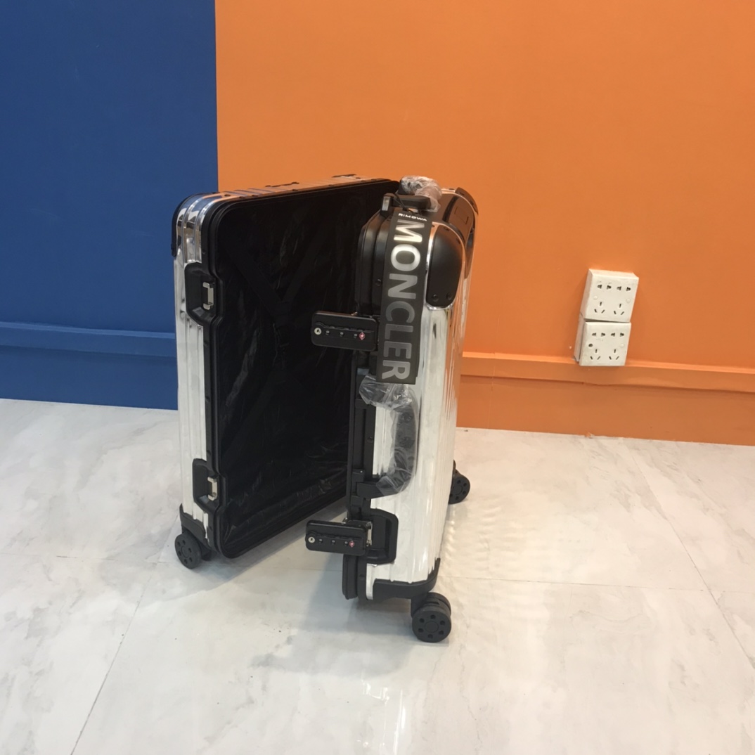 Moncler Genius Moncler Rimowa 'Reflection' Silver Suitcase - FashionPlug