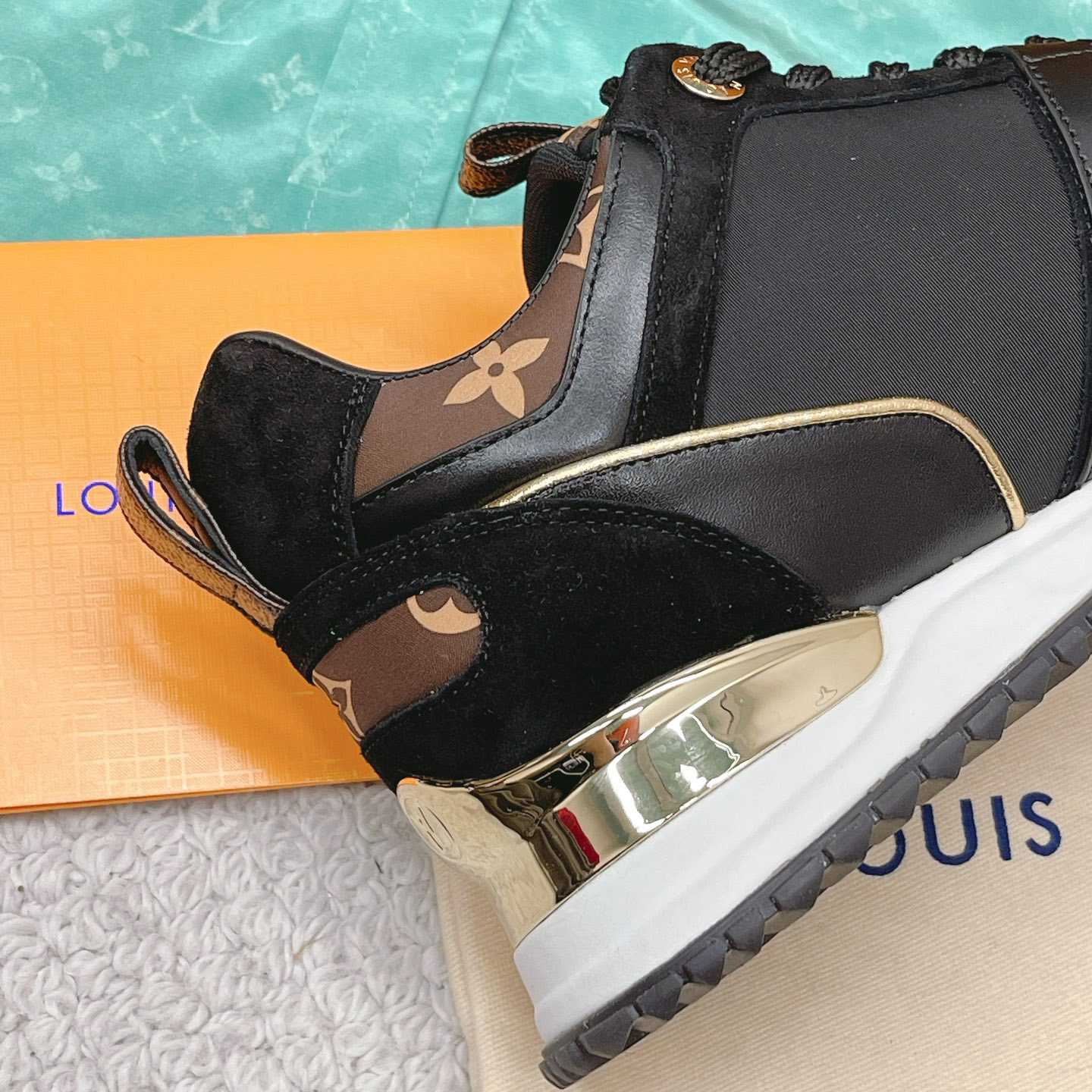 Louis Vuitton Run Away Sneaker      1AAP3D - FashionPlug
