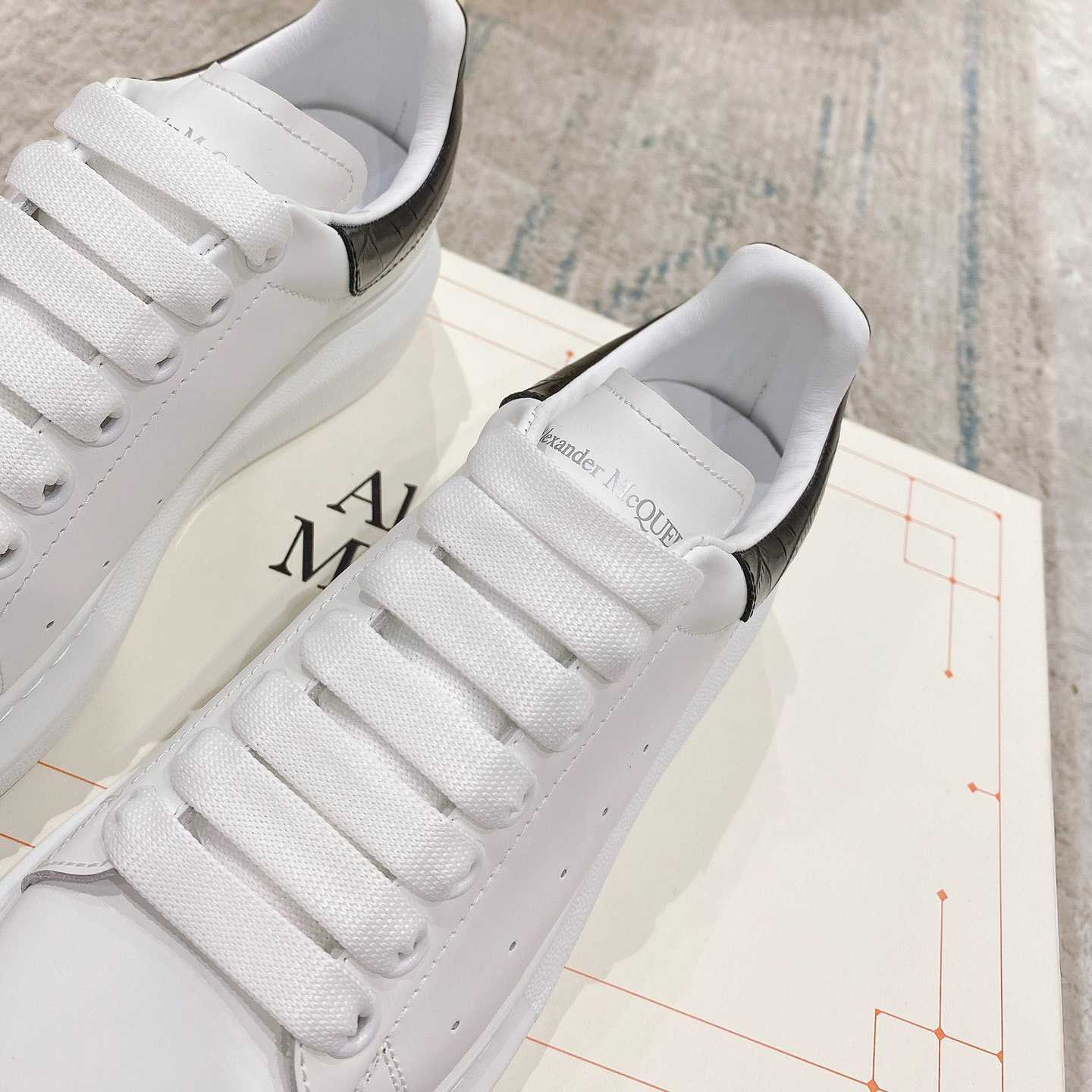 Alexander Mqueen Oversized Sneaker In White/Black - FashionPlug
