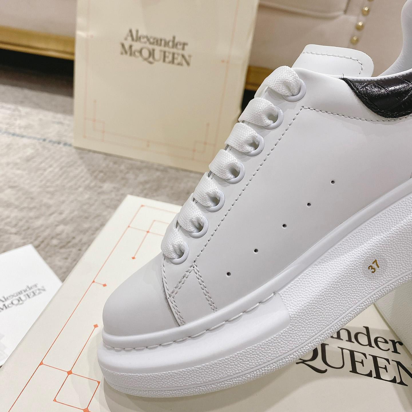 Alexander Mqueen Oversized Sneaker In White/Black - FashionPlug