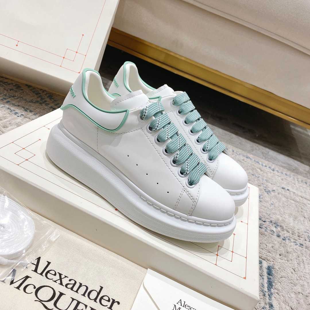 Alexander Mqueen Oversized Sneaker In White - FashionPlug