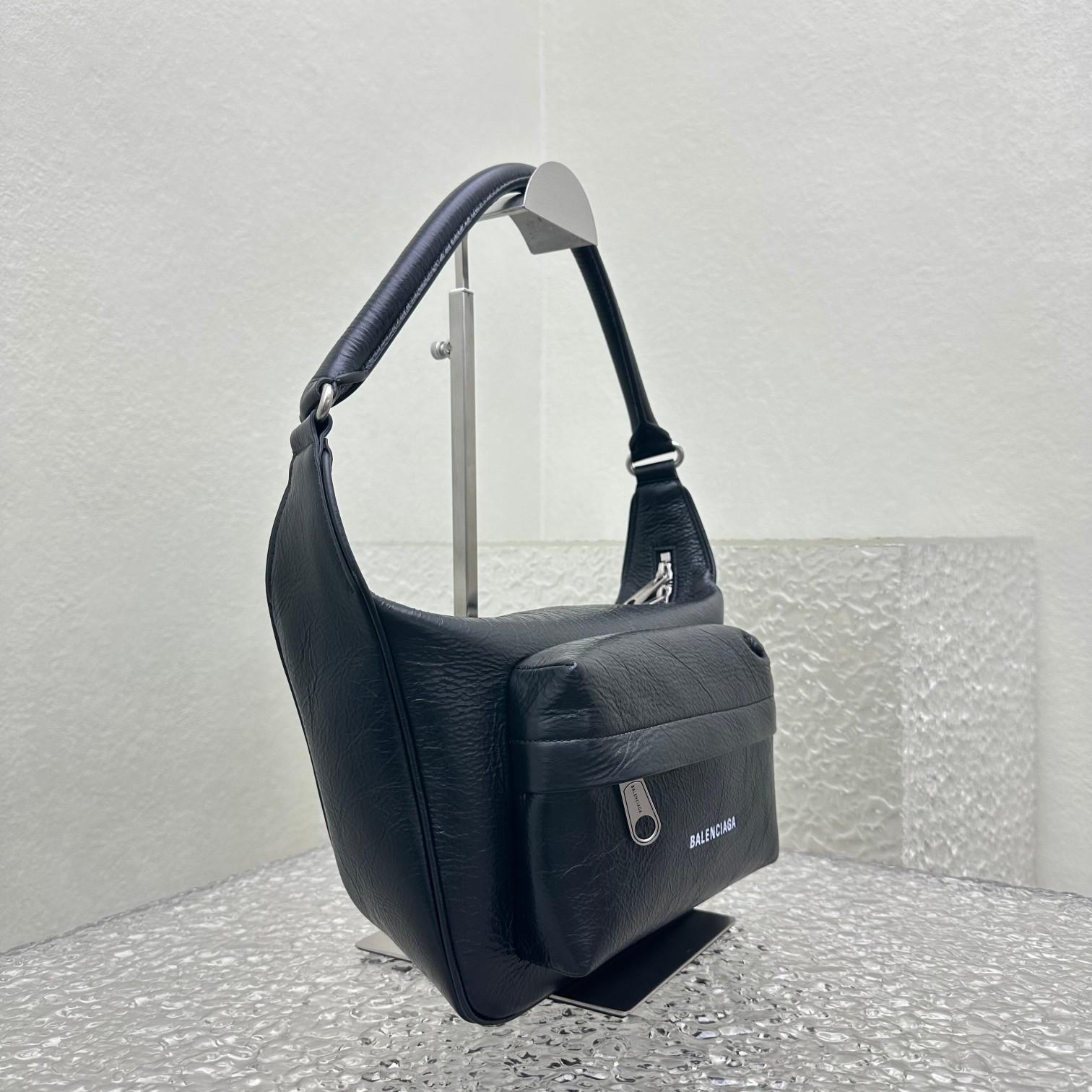 Balenciaga Raver Medium Bag With Handle In Black - FashionPlug