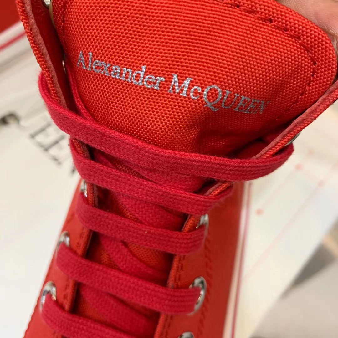 Alexander Mqueen Tread Slick Boot In Magnolia - FashionPlug