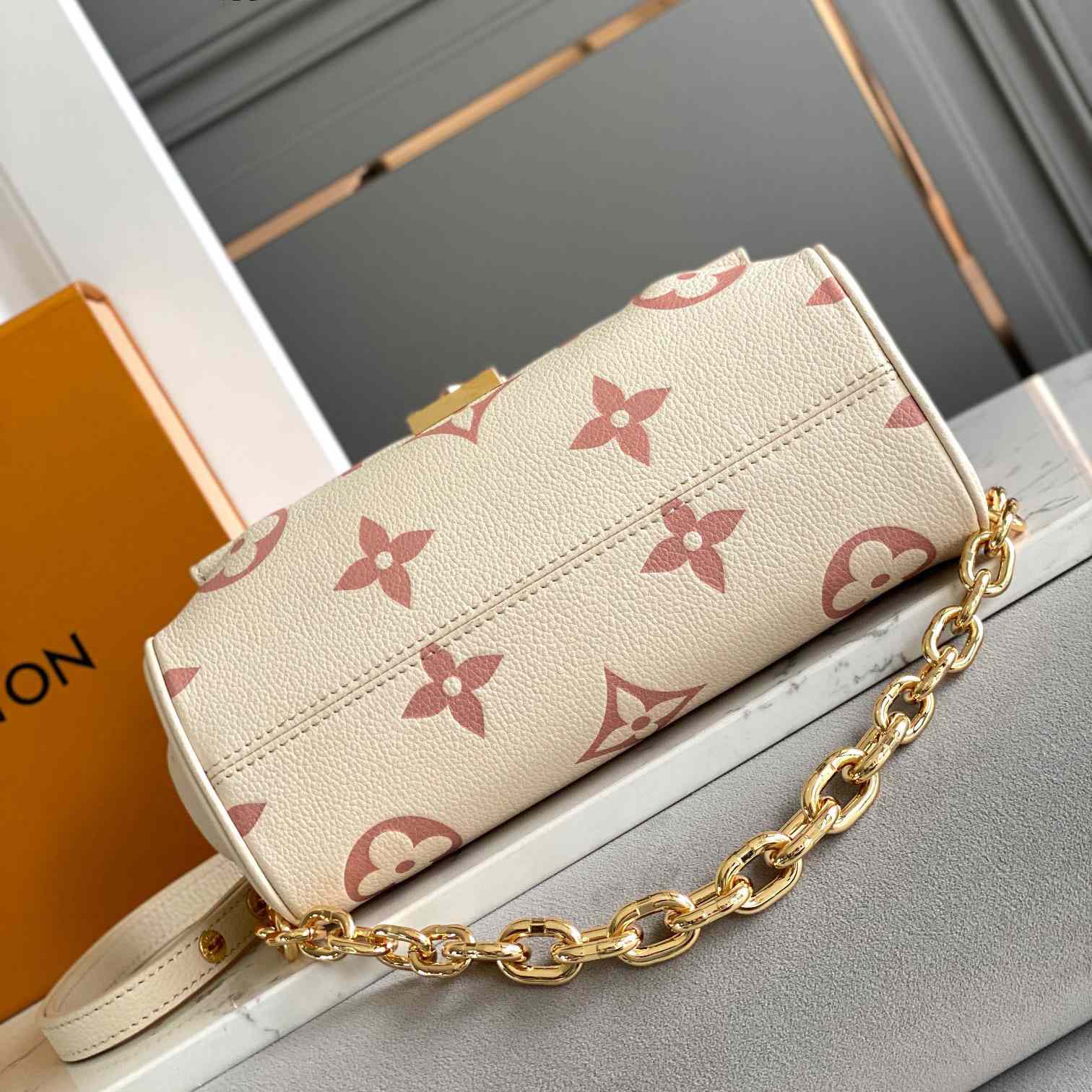 Louis Vuitton Favorite Handbag  (24x14x9CM)    M46393 - FashionPlug