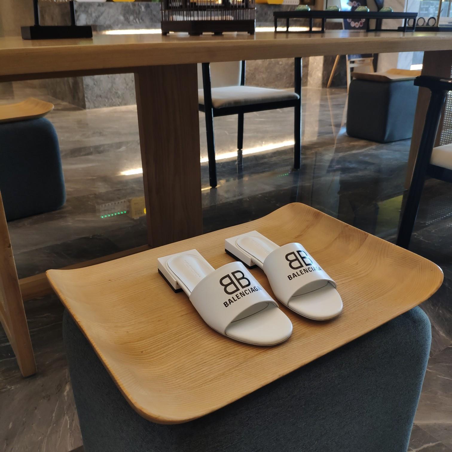 Balenciaga Box Mule Leather Sandals - FashionPlug