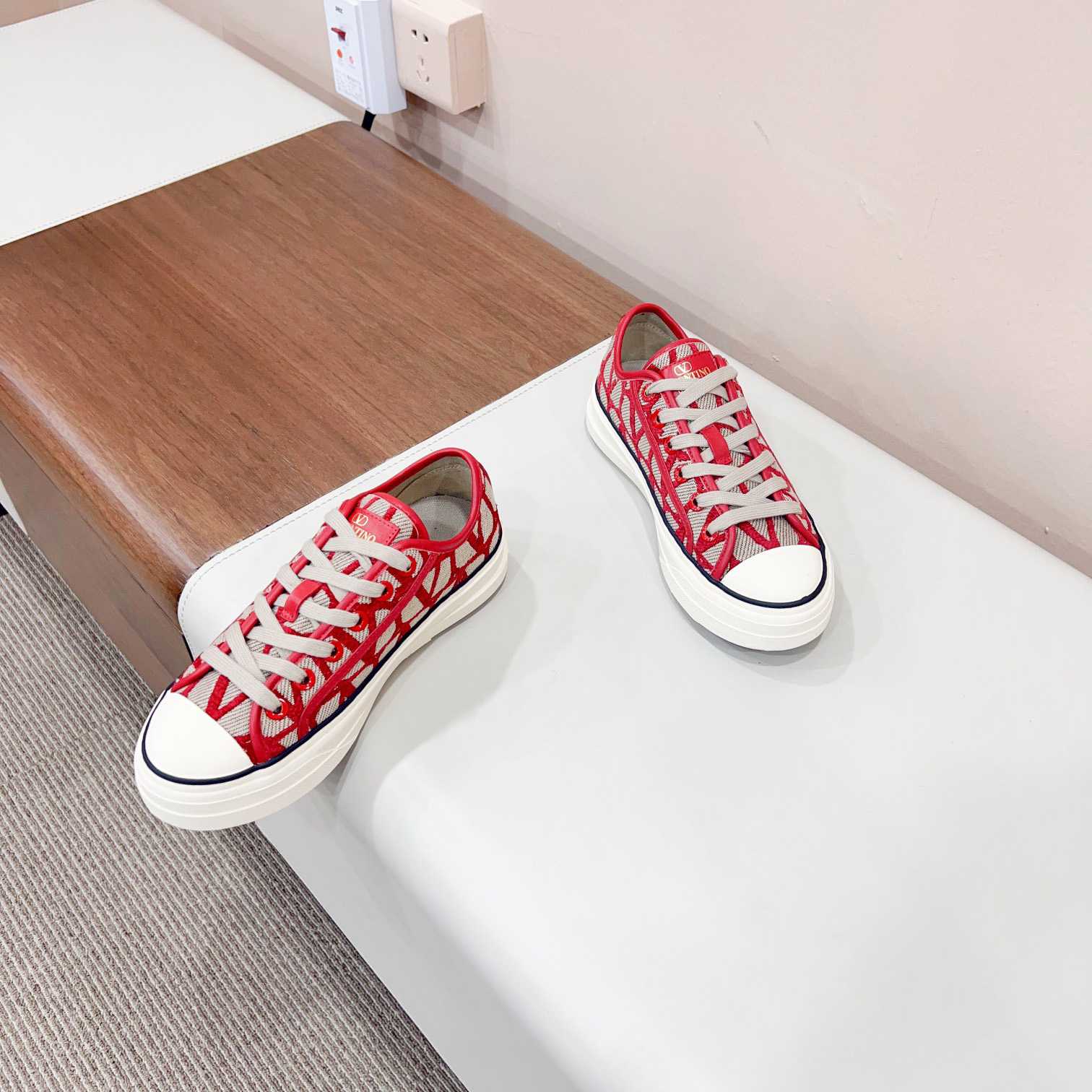 Valenti Toile Iconographe Totaloop Low-top Sneaker - FashionPlug