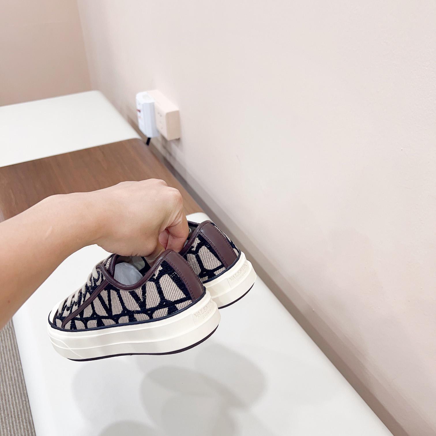 Valenti Toile Iconographe Totaloop Low-top Sneaker - FashionPlug