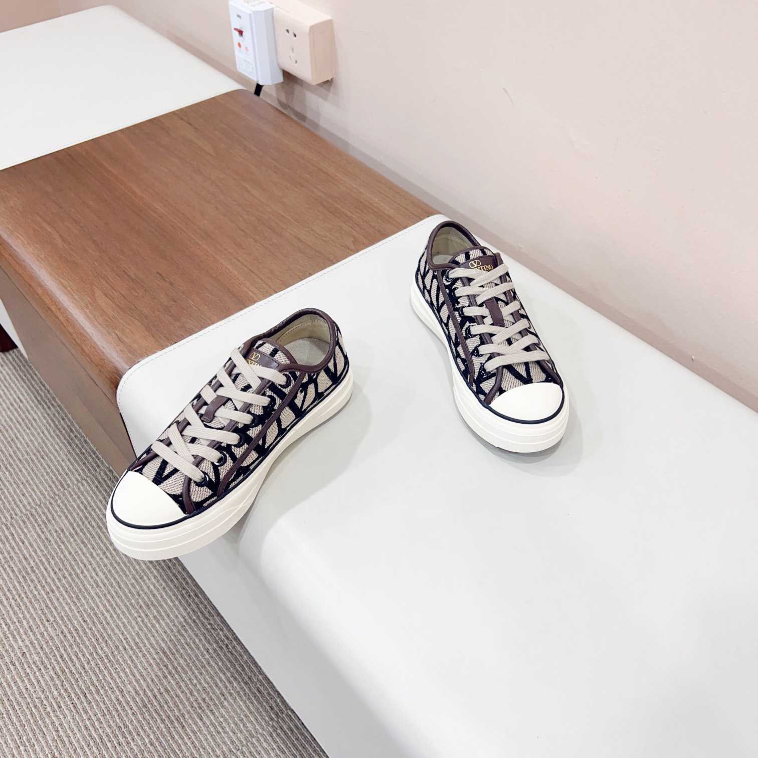 Valenti Toile Iconographe Totaloop Low-top Sneaker - FashionPlug
