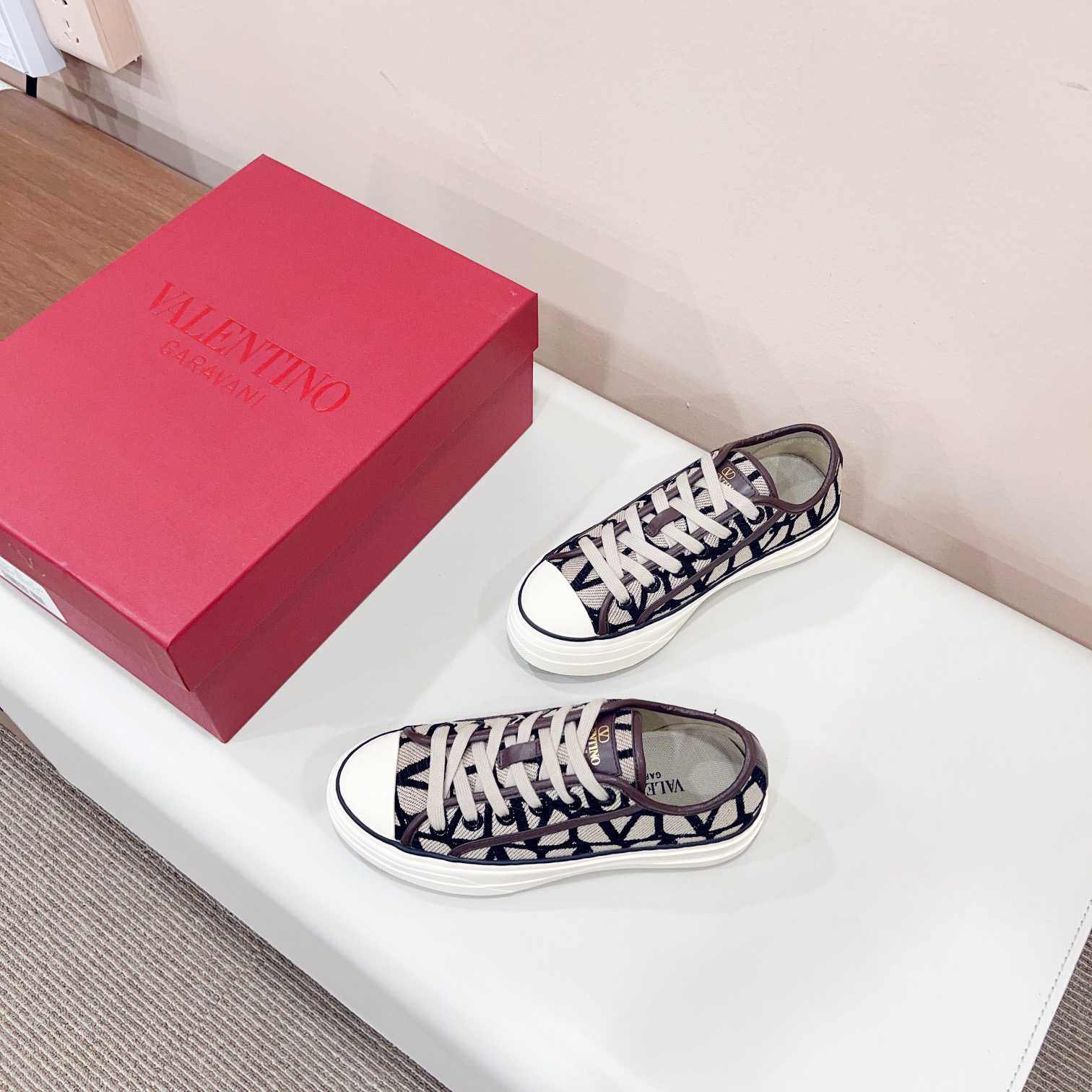 Valenti Toile Iconographe Totaloop Low-top Sneaker - FashionPlug