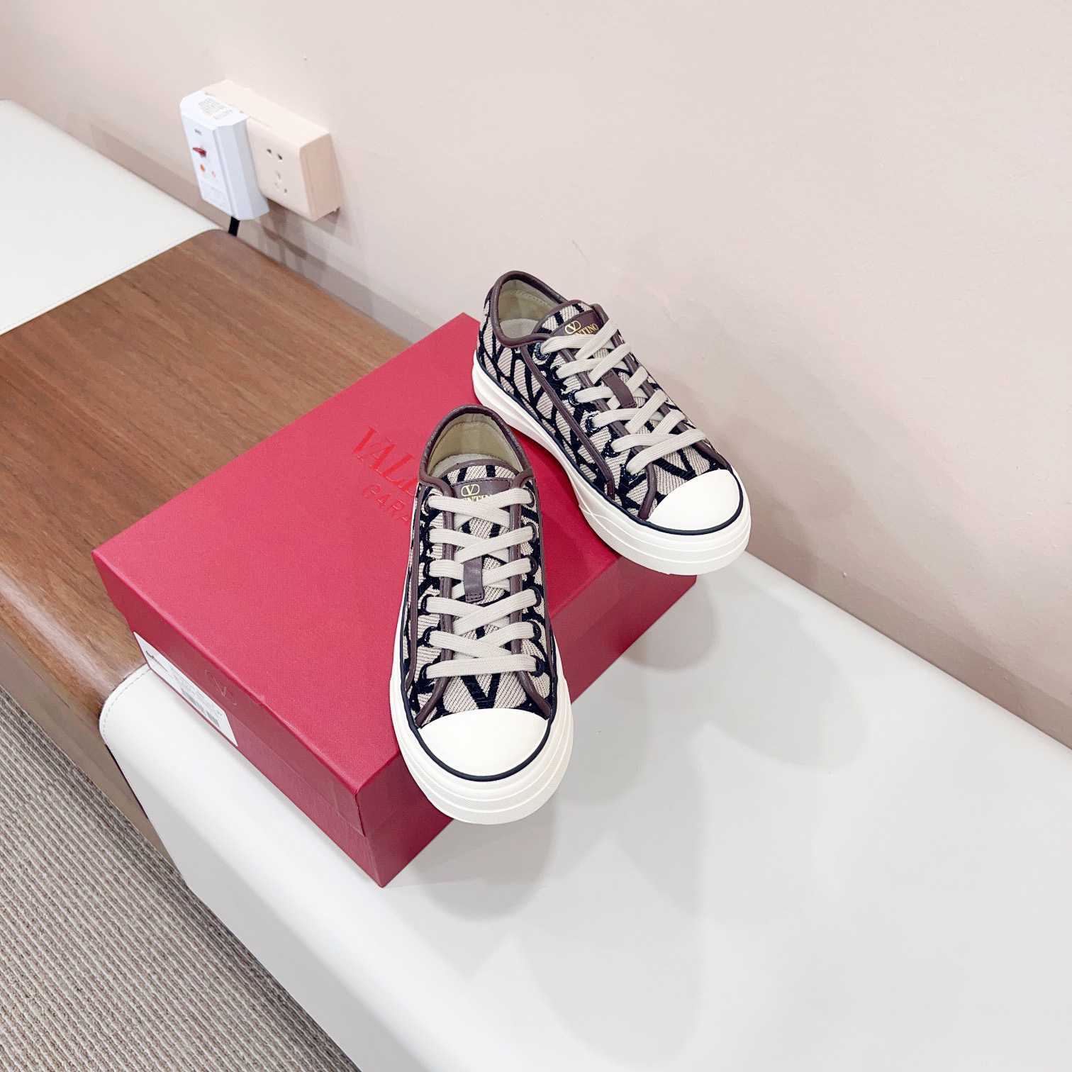Valenti Toile Iconographe Totaloop Low-top Sneaker - FashionPlug