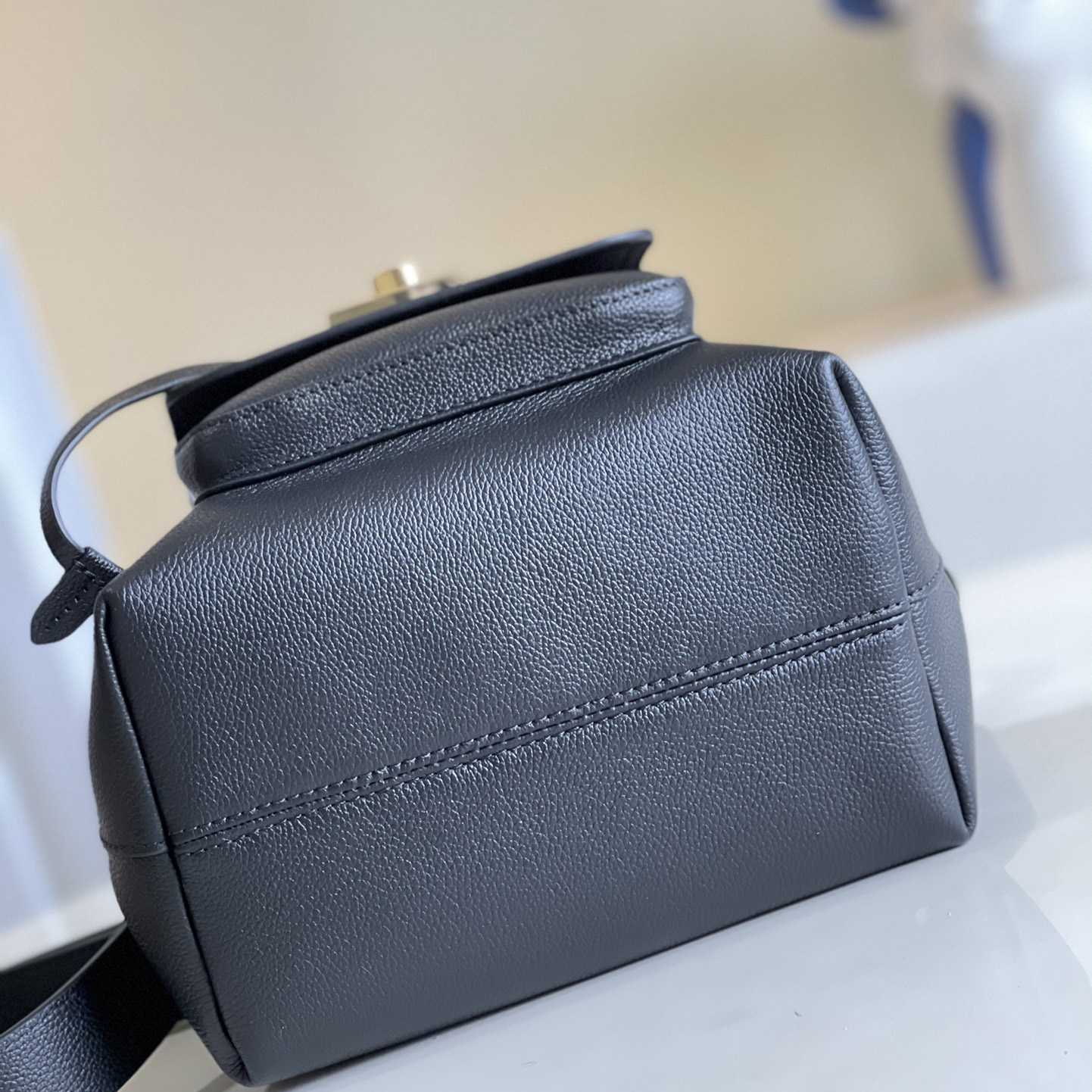Louis Vuitton Lockme Bucket Black Calf (23-23-16cm)  M57687 - FashionPlug