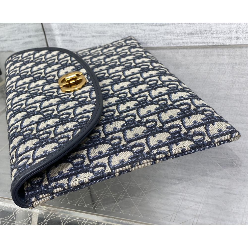 Dior 30 Montaigne Avenue Pouch With Flap  - FashionPlug