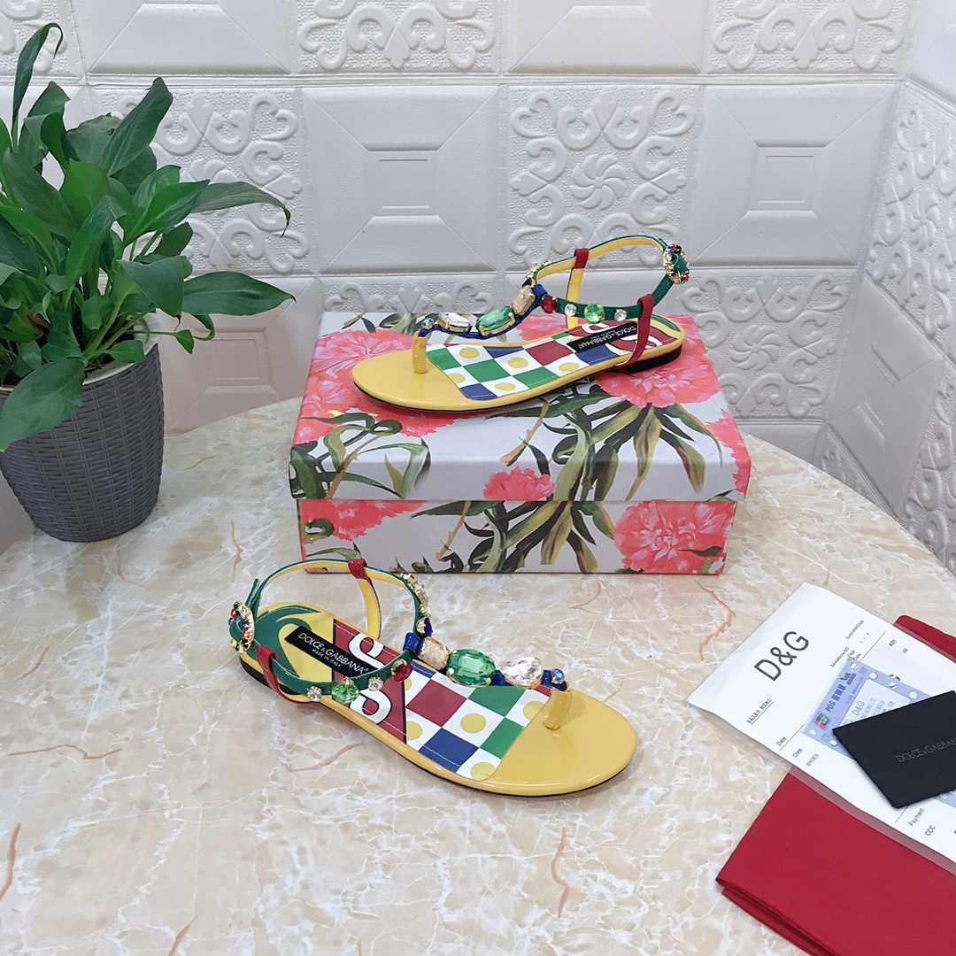 Dolce & Gabbana Patent Leather Thong Sandals - FashionPlug