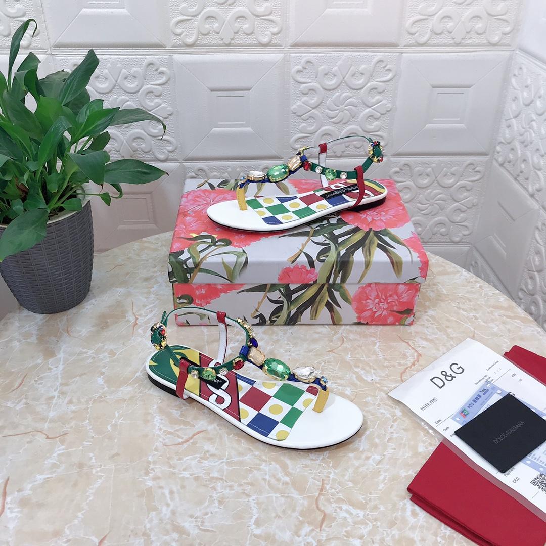 Dolce & Gabbana Patent Leather Thong Sandals - FashionPlug