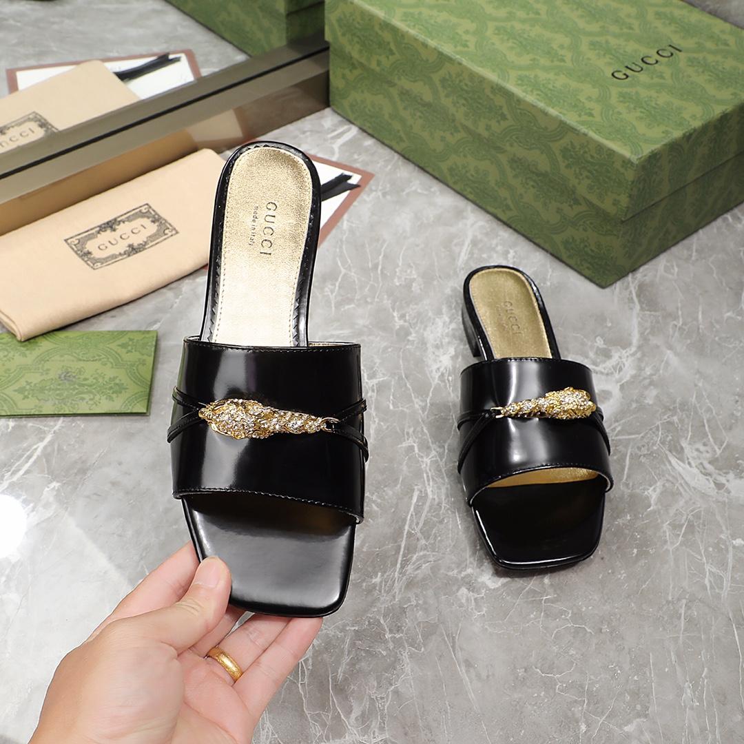 Gucci Women's Slide Sandal With Hardware - FashionPlug