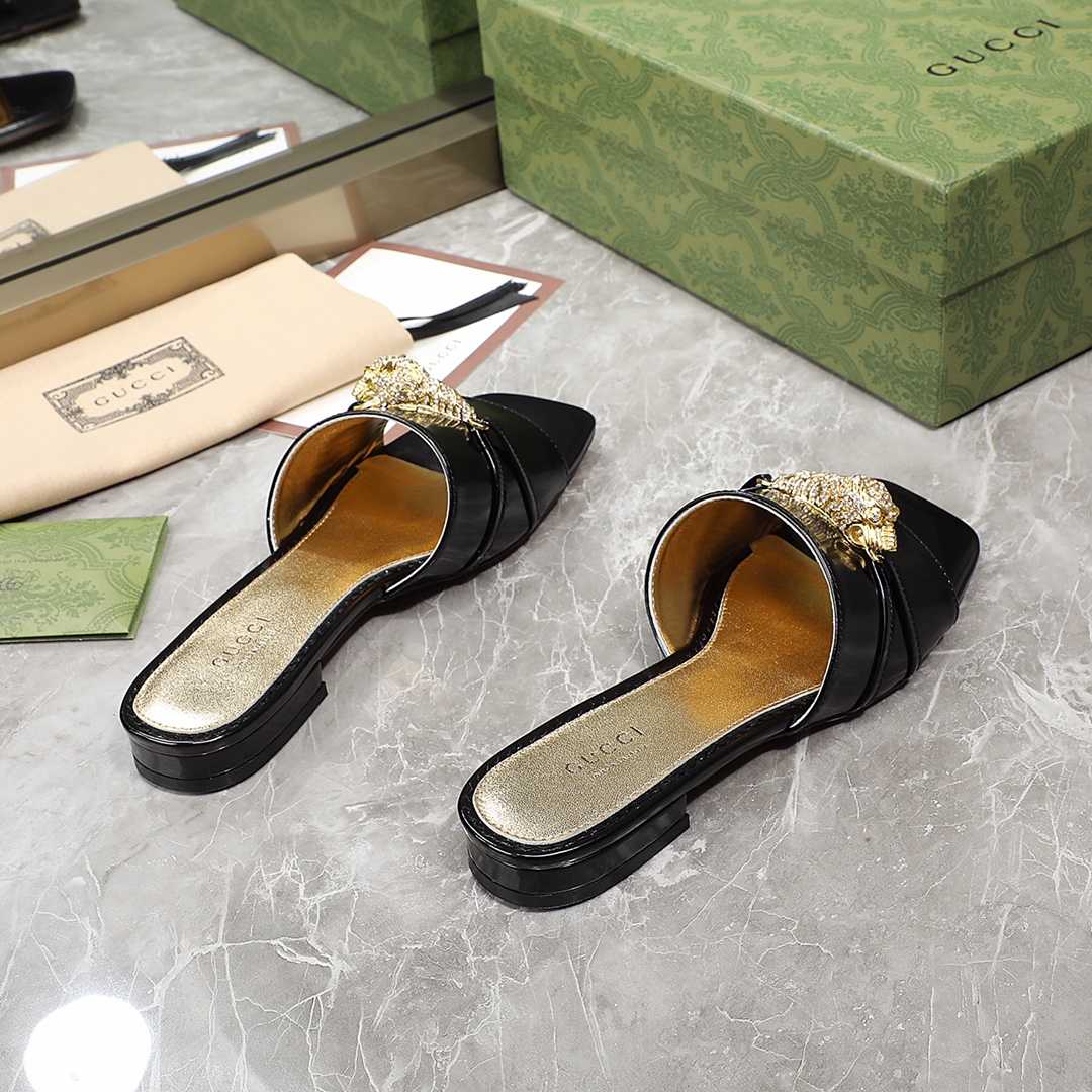 Gucci Women's Slide Sandal With Hardware - FashionPlug