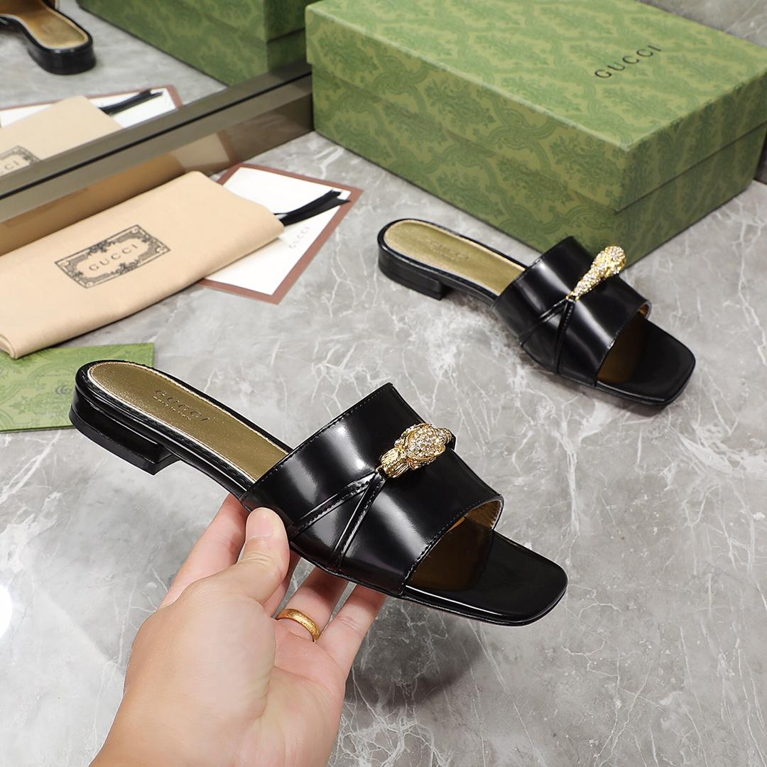 Gucci Women's Slide Sandal With Hardware - FashionPlug